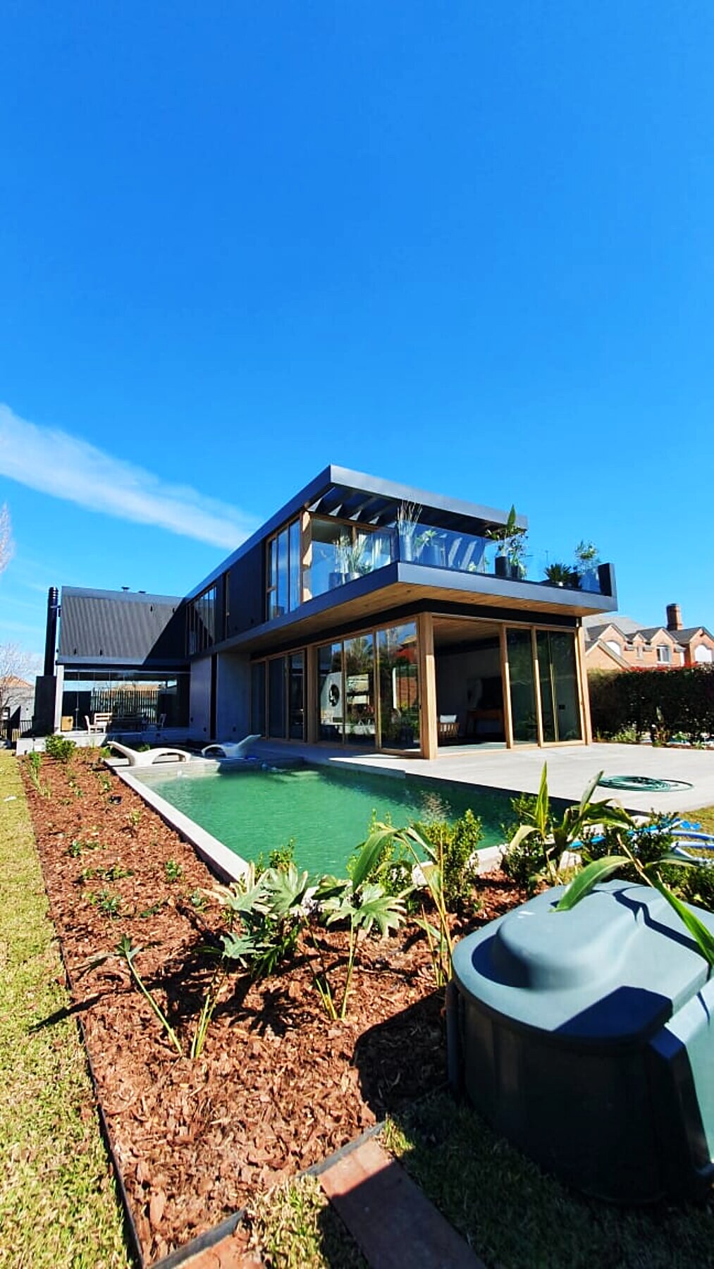Casa Castores terminada, con piscina — Proyecto en Seco
