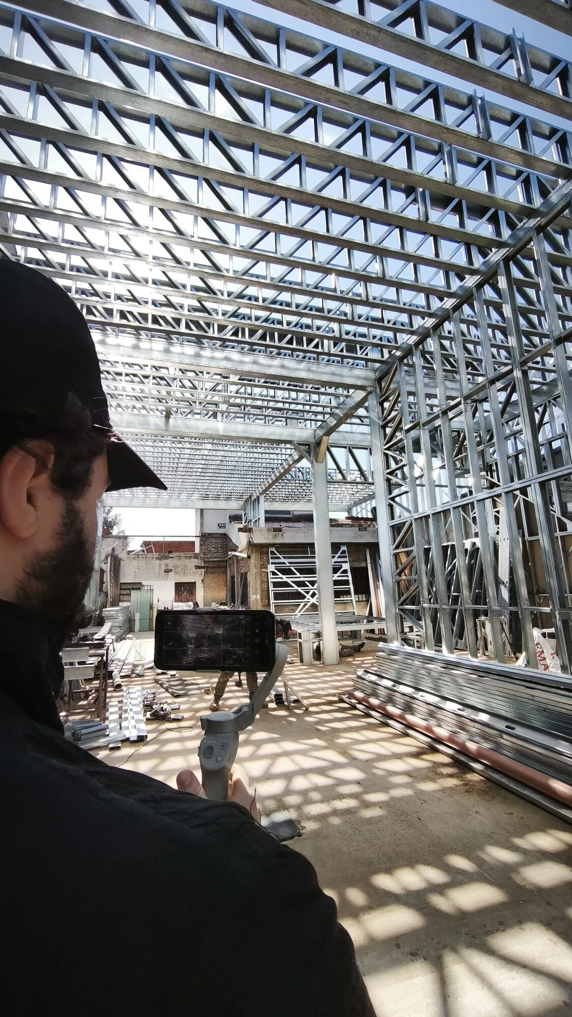 Equipo de Proyecto en Seco filmando el avance de obra en Casa Iconoclasta