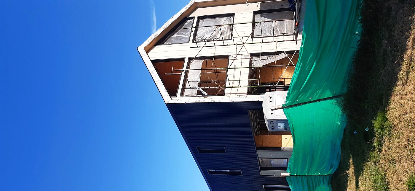 Fachada mixta en chapa y siding, obra Manzanares