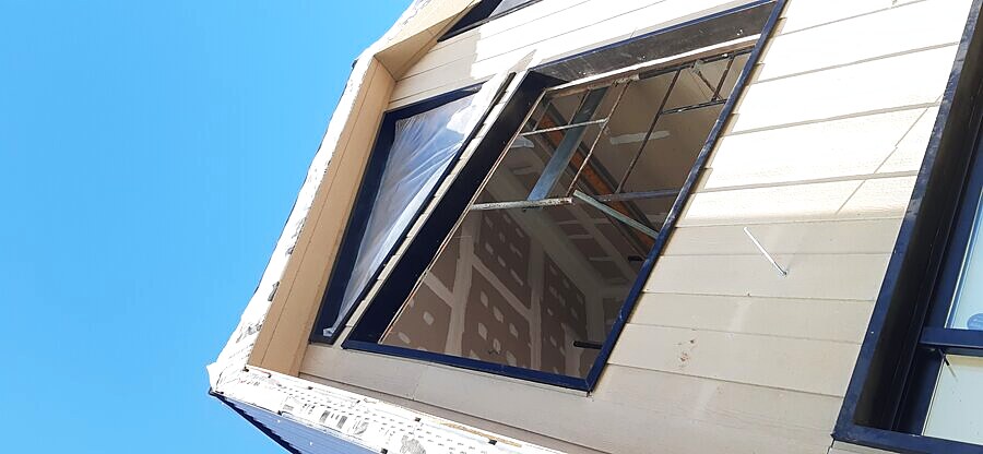 Detalle de ventana y placas de cielorraso, obra Manzanares