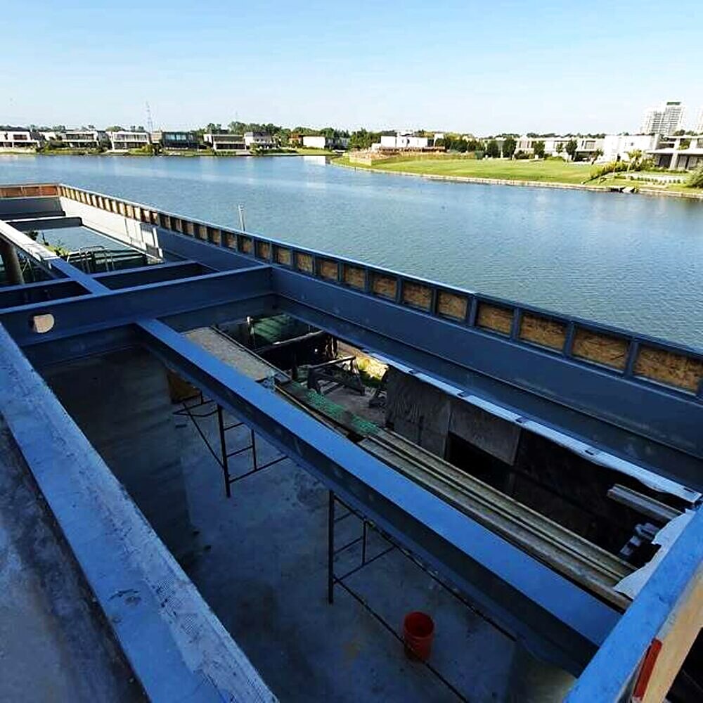 Obra sobre laguna, estructura steel frame