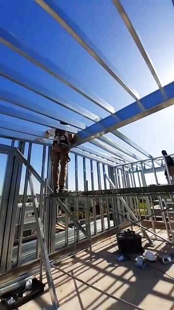 Trabajador en cubierta steel frame